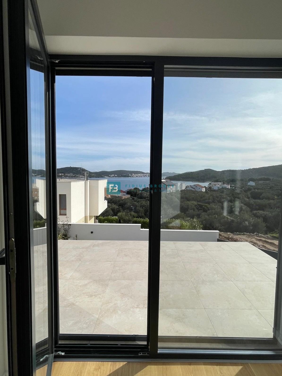 BETINA, nova, luksuzna vila, 150 m od morja, panoramski pogled, bazen, garaža