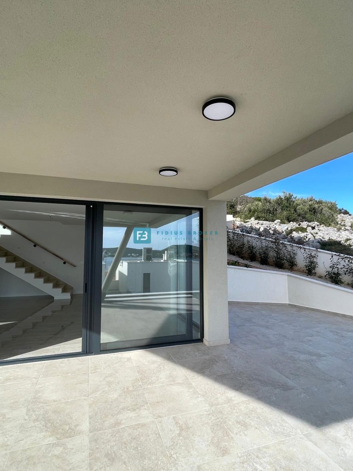 BETINA, nova, luksuzna vila, 150 m od morja, panoramski pogled, bazen, garaža