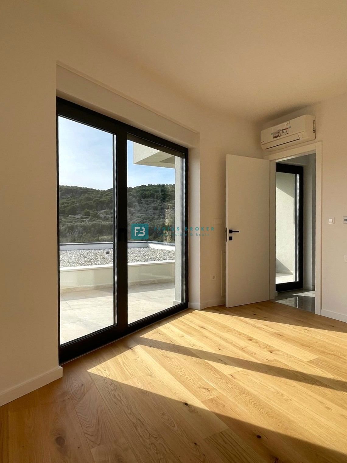 BETINA, nova, luksuzna vila, 150 m od morja, panoramski pogled, bazen, garaža