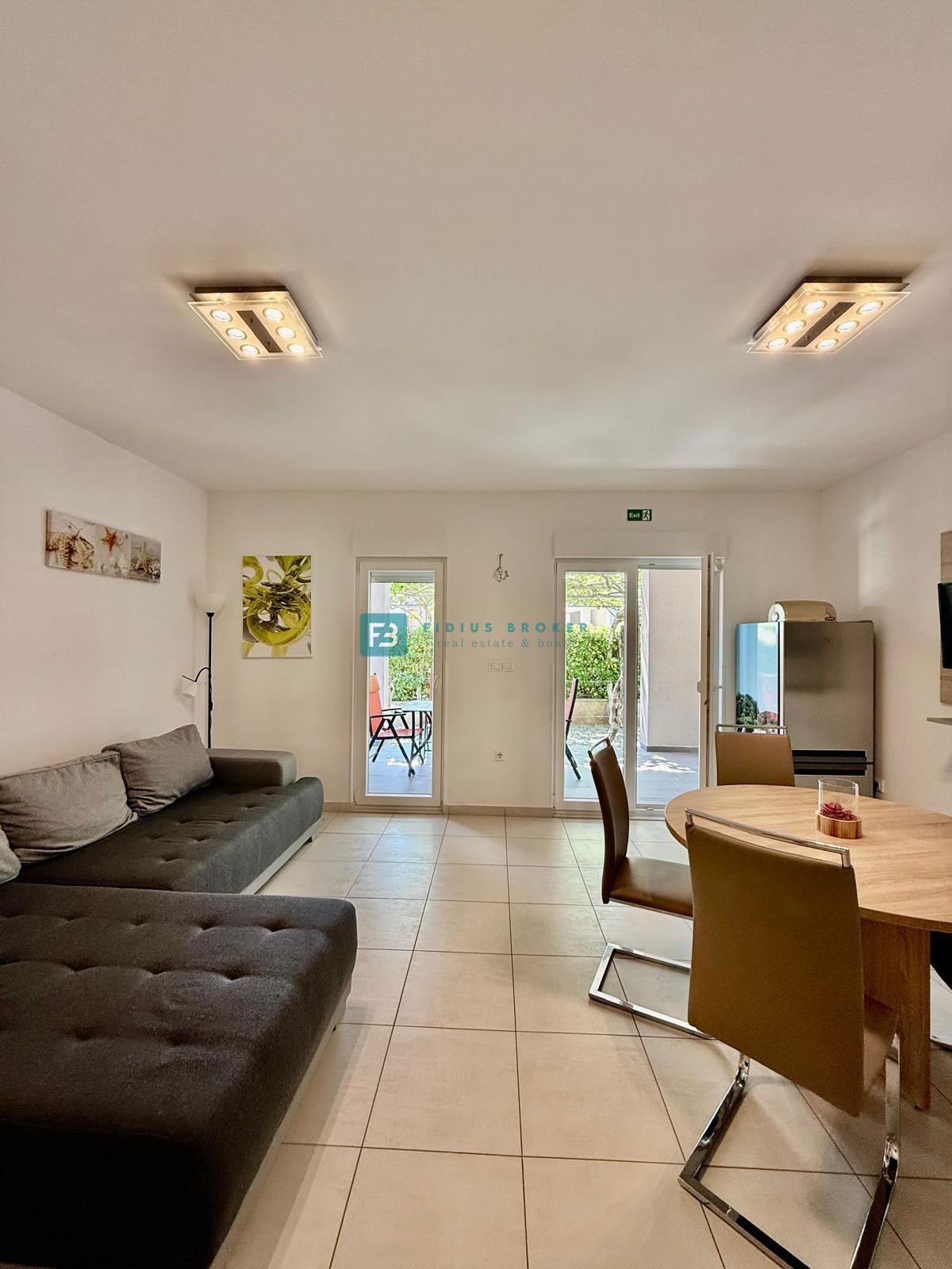 VODICE, samostojna hiša, 430 m do plaže, 5 apartmajev