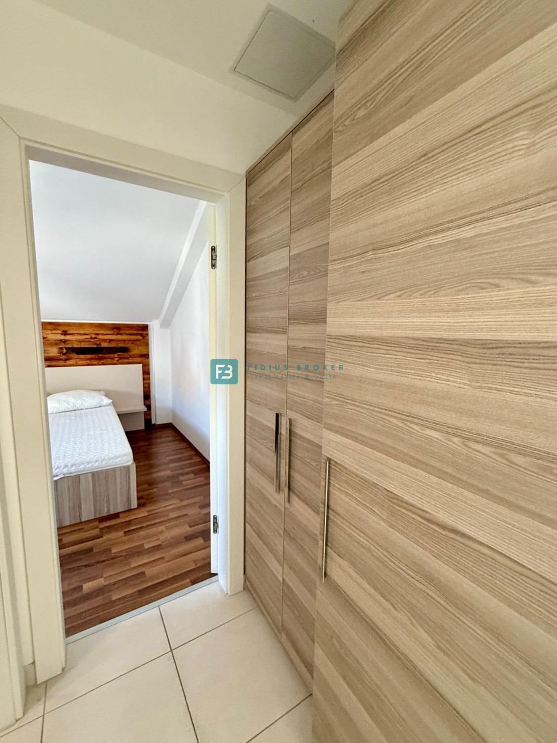 VODICE, samostojna hiša, 430 m do plaže, 5 apartmajev