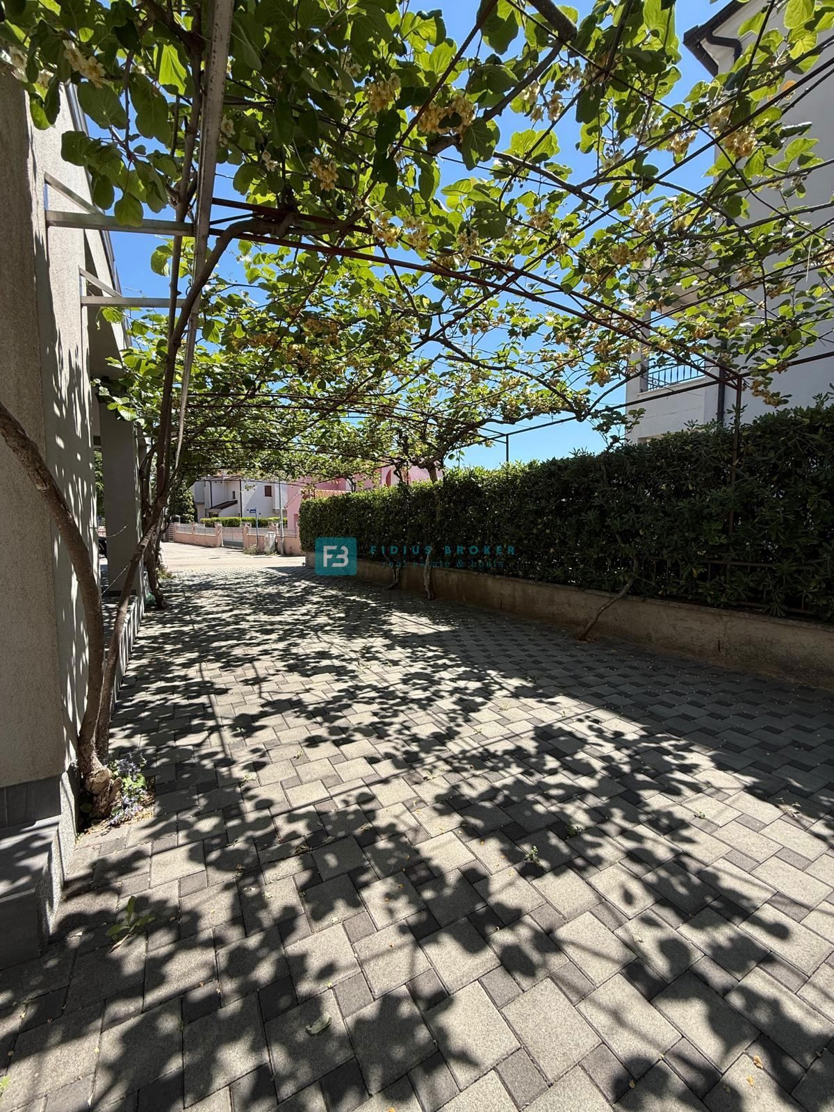 VODICE, samostojna hiša, 430 m do plaže, 5 apartmajev