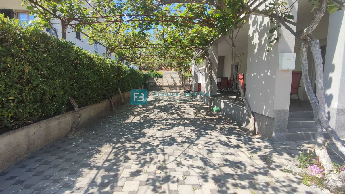 VODICE, samostojna hiša, 430 m do plaže, 5 apartmajev