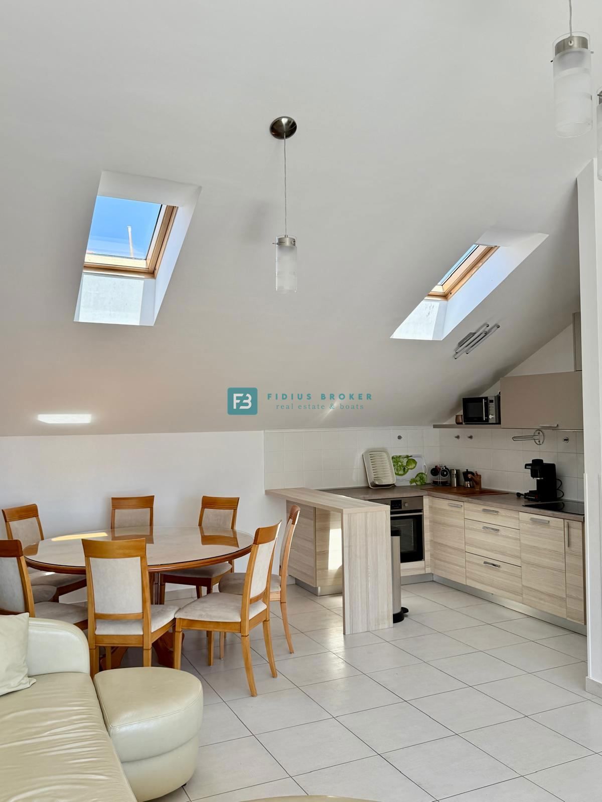 VODICE, samostojna hiša, 430 m do plaže, 5 apartmajev