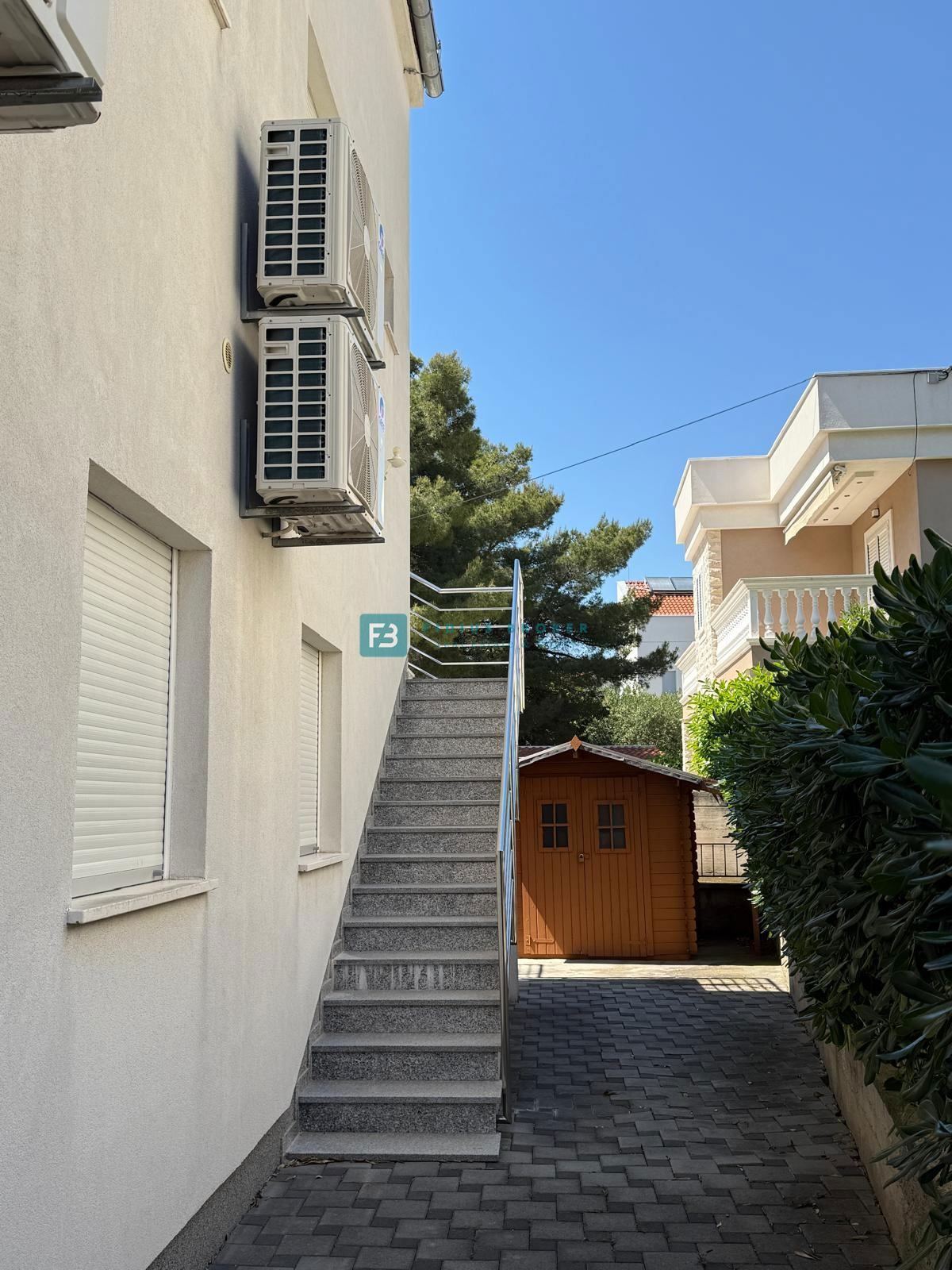 VODICE, samostojna hiša, 430 m do plaže, 5 apartmajev