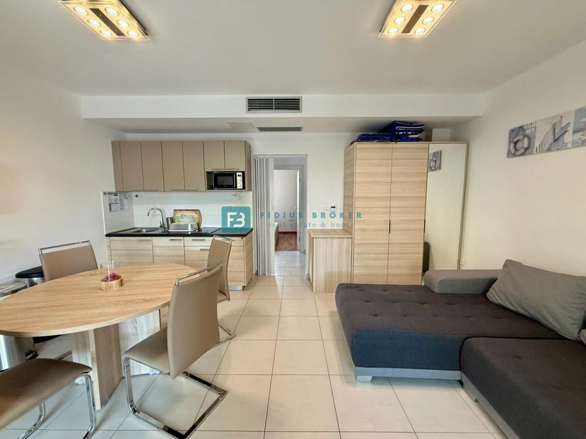 VODICE, samostojna hiša, 430 m do plaže, 5 apartmajev