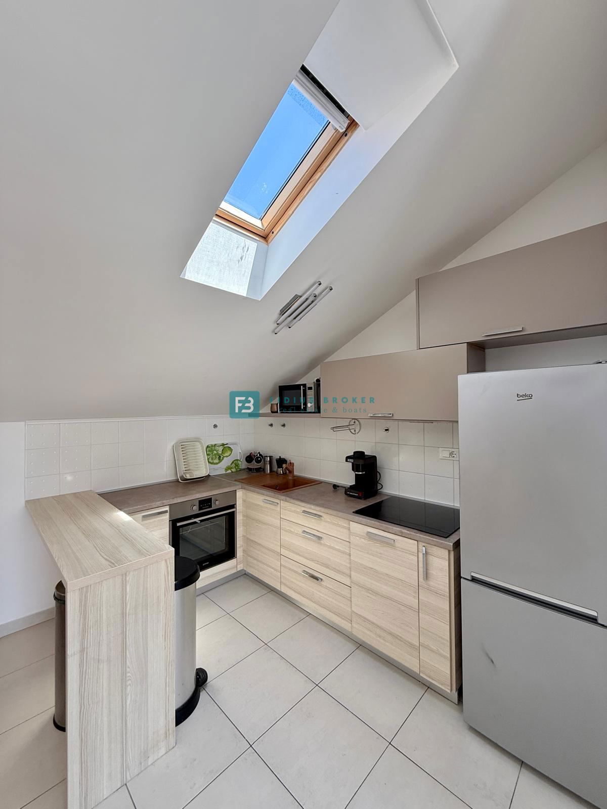 VODICE, samostojna hiša, 430 m do plaže, 5 apartmajev