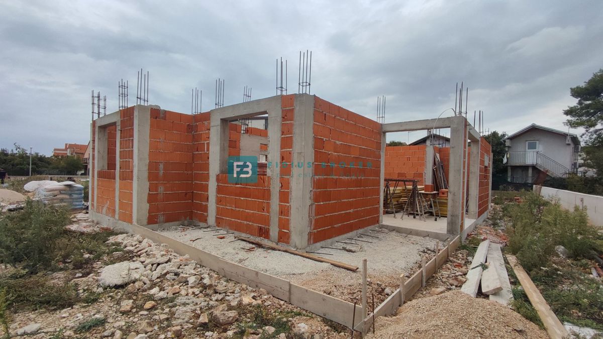 VODICE, novogradnja, pritličje, vrt 51 m2, 3 spalnice, shramba