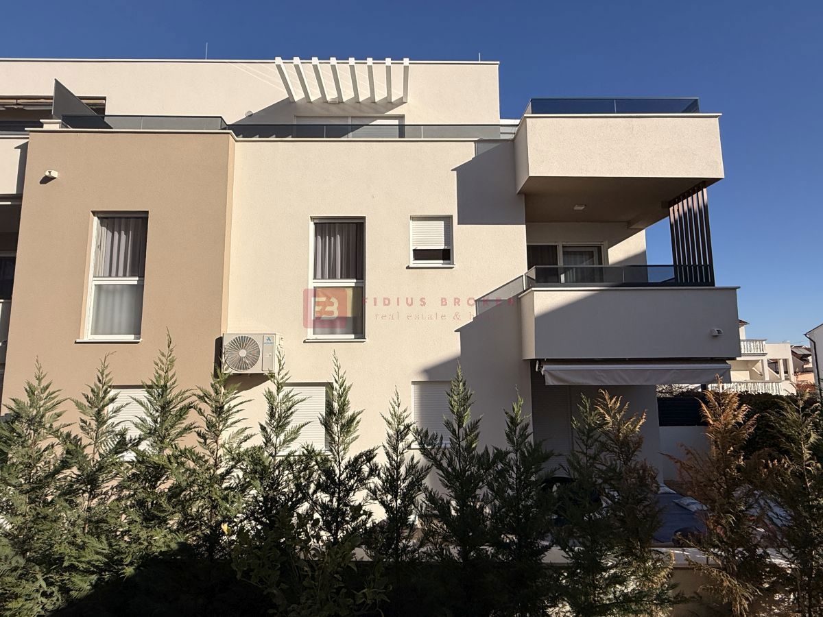 VODICE, novo, moderno opremljeno stanovanje, 1. nadstropje, blizu centra, 2 spalnici