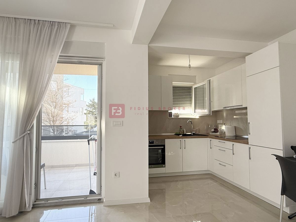 VODICE, novo, moderno opremljeno stanovanje, 1. nadstropje, blizu centra, 2 spalnici