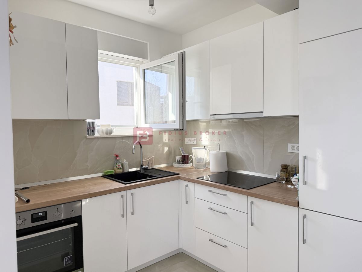 VODICE, novo, moderno opremljeno stanovanje, 1. nadstropje, blizu centra, 2 spalnici