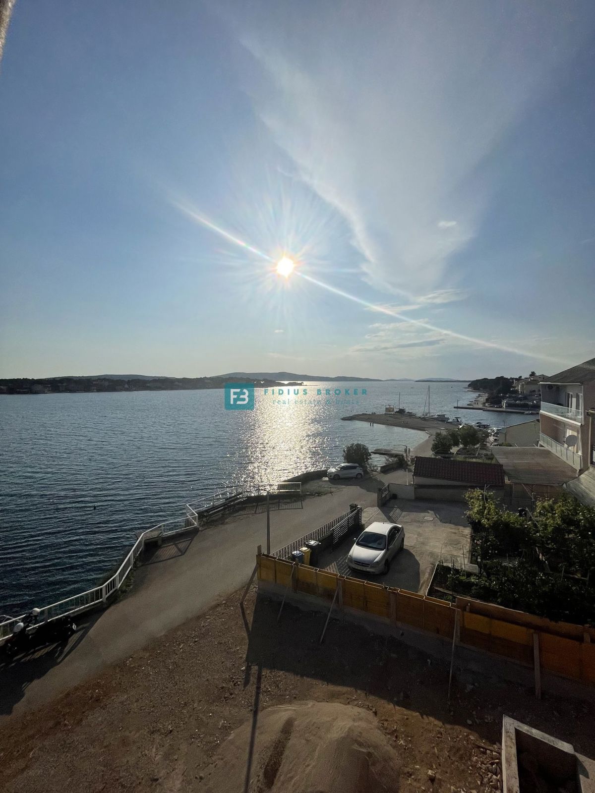 BRODARICA - okolica Šibenika, novogradnja, 1. red do morja, pritličje + vrt