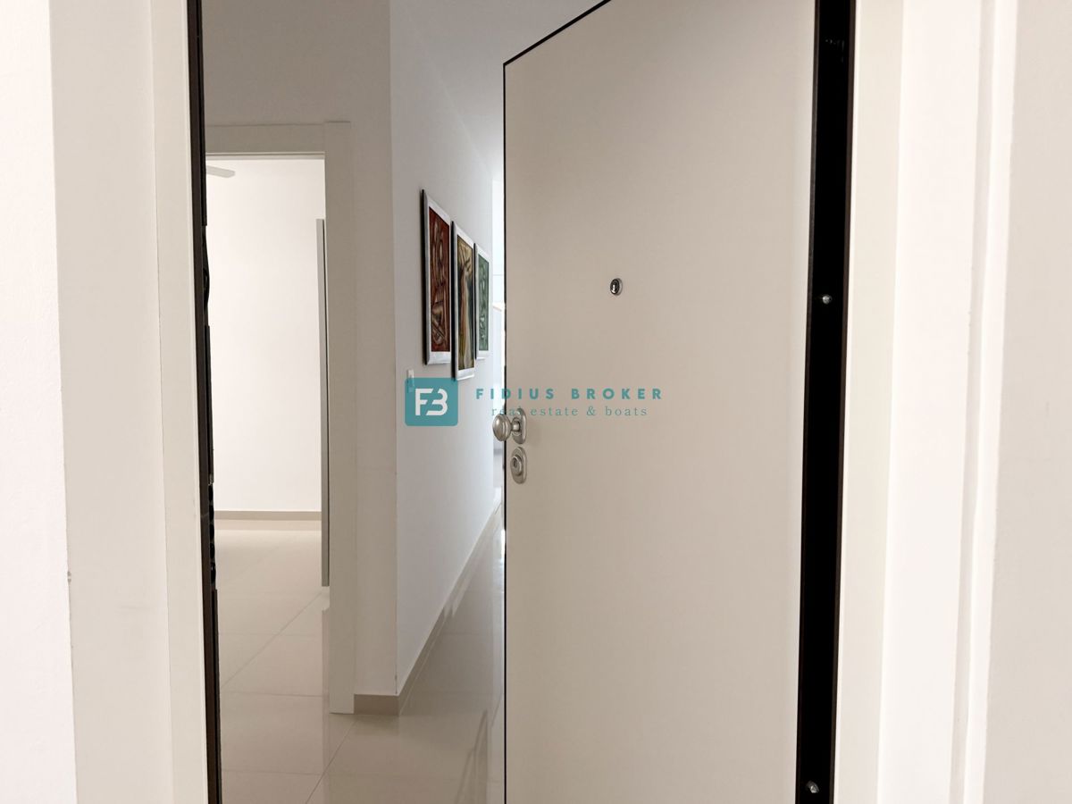 VODICE, novo, moderno opremljeno stanovanje, 500 m do plaže, shramba