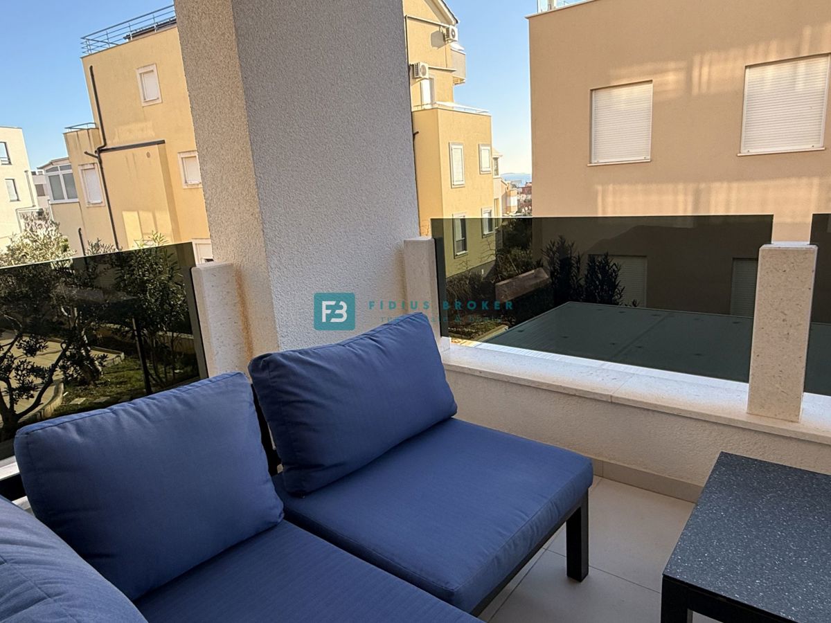 VODICE, novo, moderno opremljeno stanovanje, 500 m do plaže, shramba