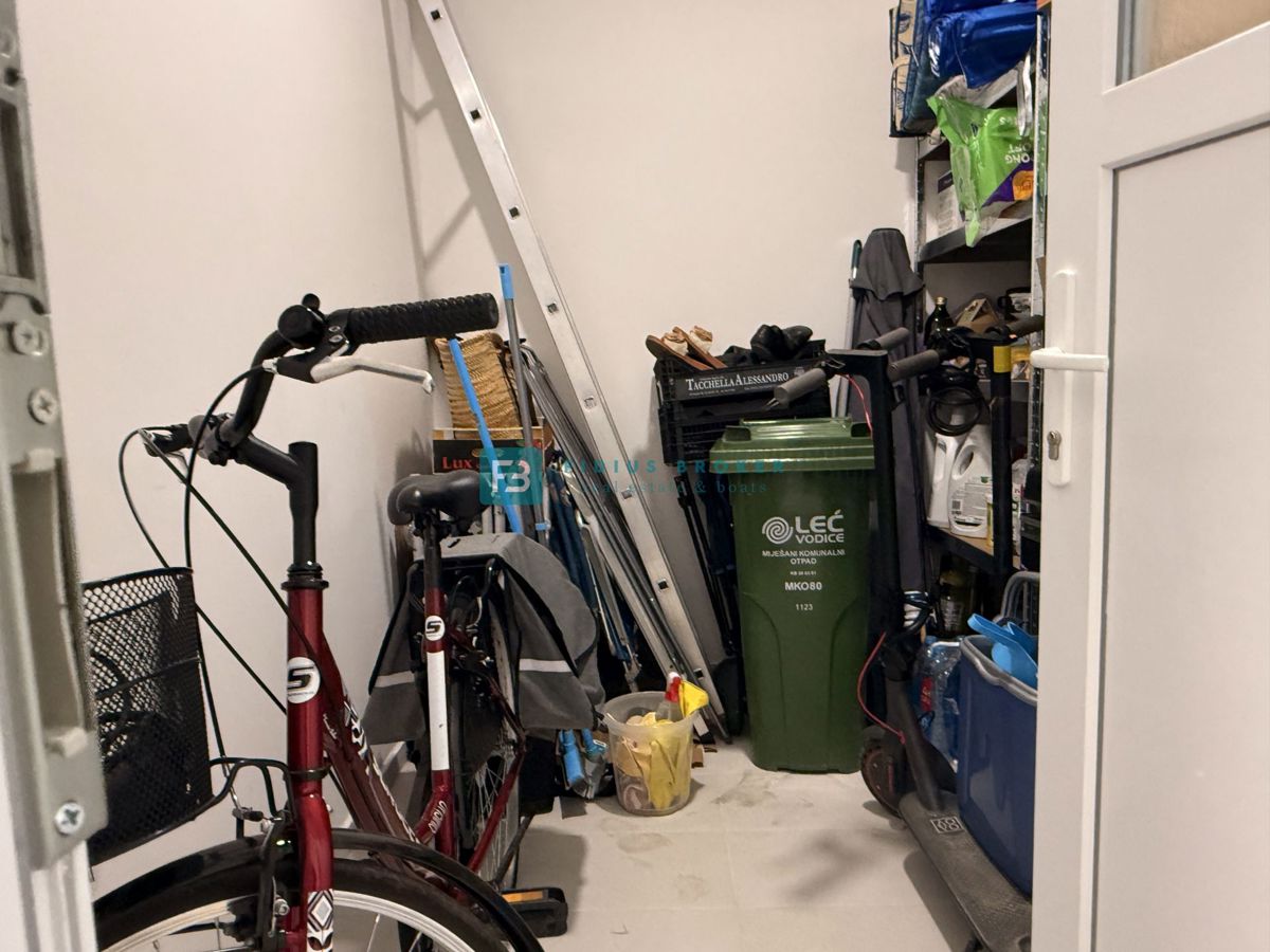 VODICE, novo, moderno opremljeno stanovanje, 500 m do plaže, shramba