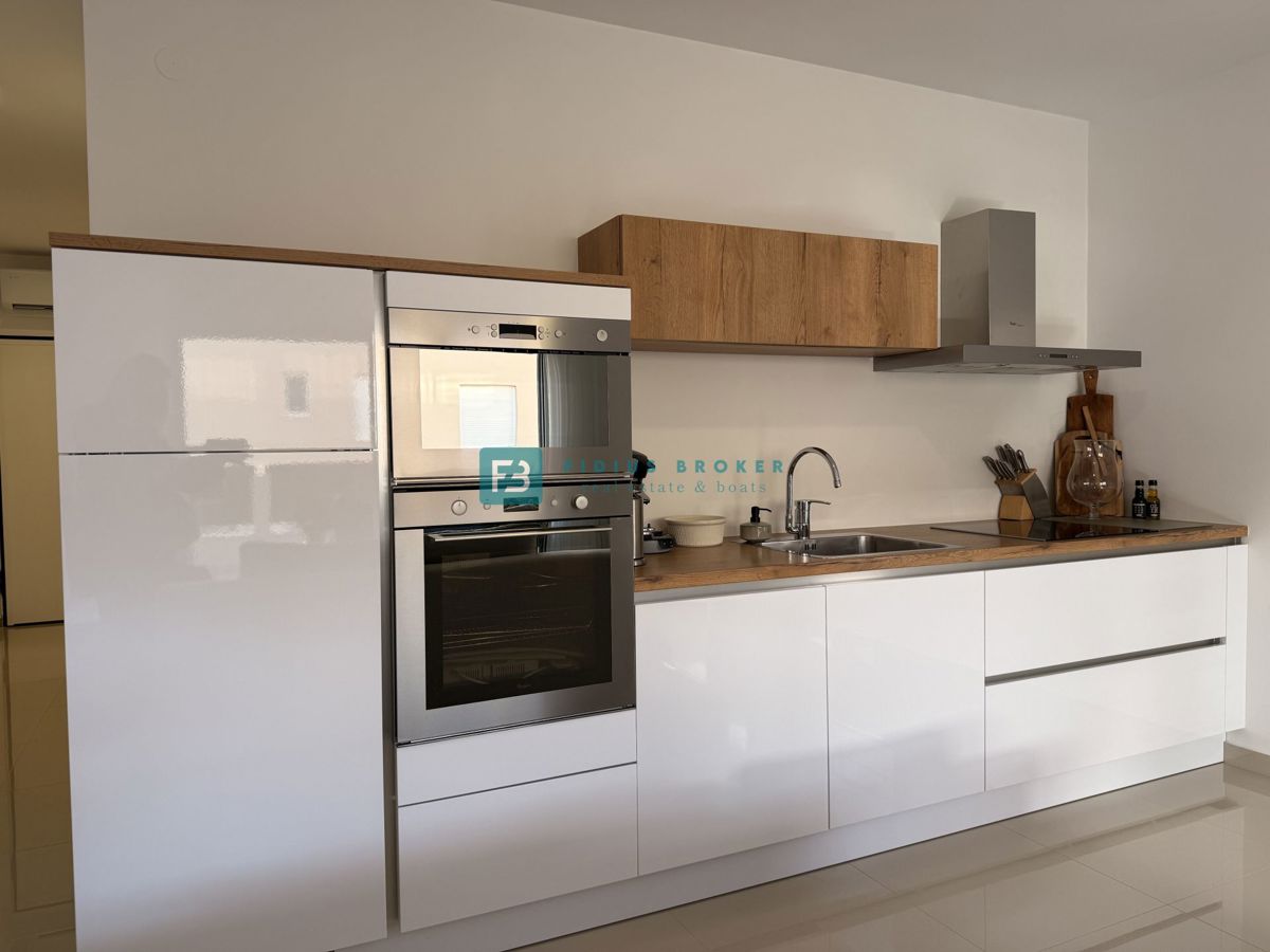 VODICE, novo, moderno opremljeno stanovanje, 500 m do plaže, shramba