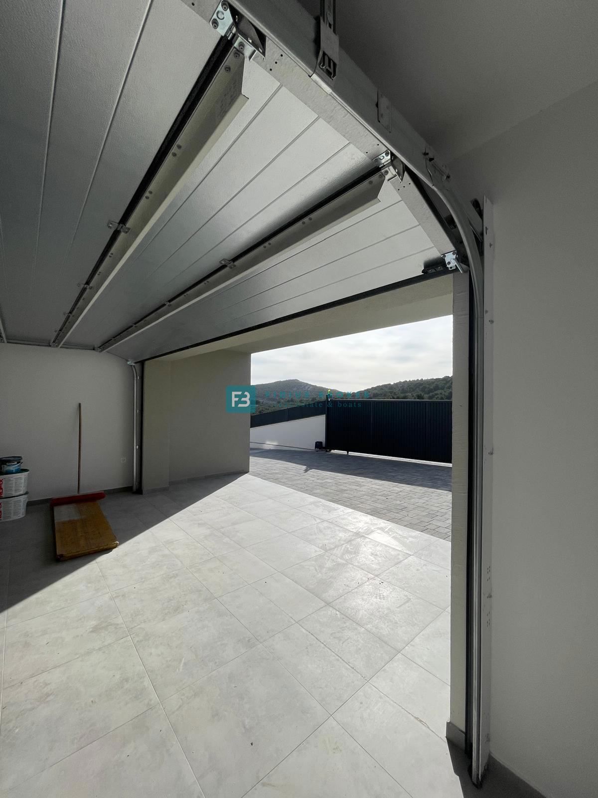 BETINA, nova, luksuzna vila, 150 m od morja, panoramski pogled, bazen, garaža