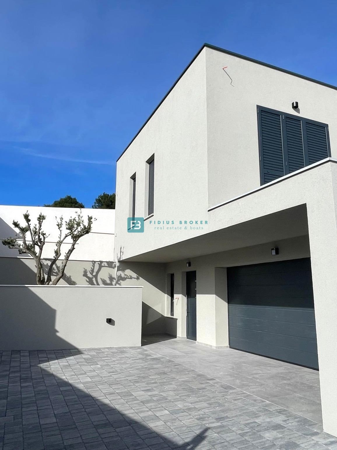 BETINA, nova, luksuzna vila, 150 m od morja, panoramski pogled, bazen, garaža