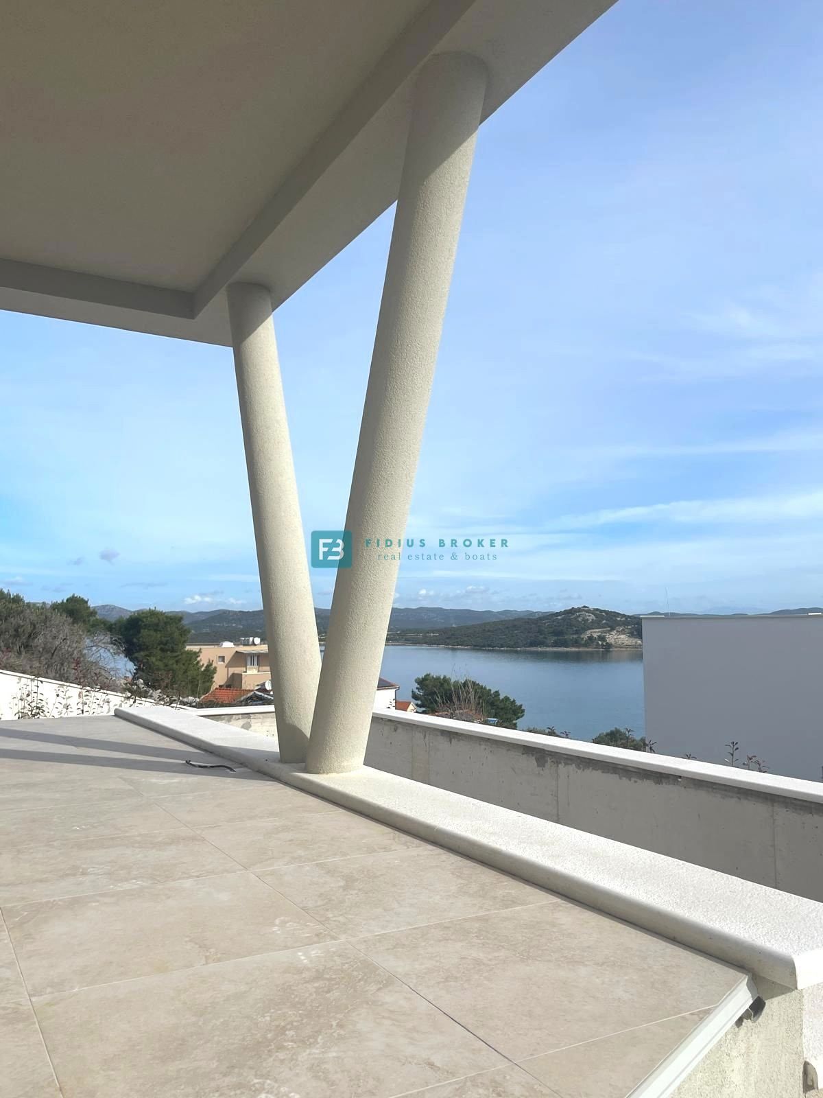 BETINA, nova, luksuzna vila, 150 m od morja, panoramski pogled, bazen, garaža