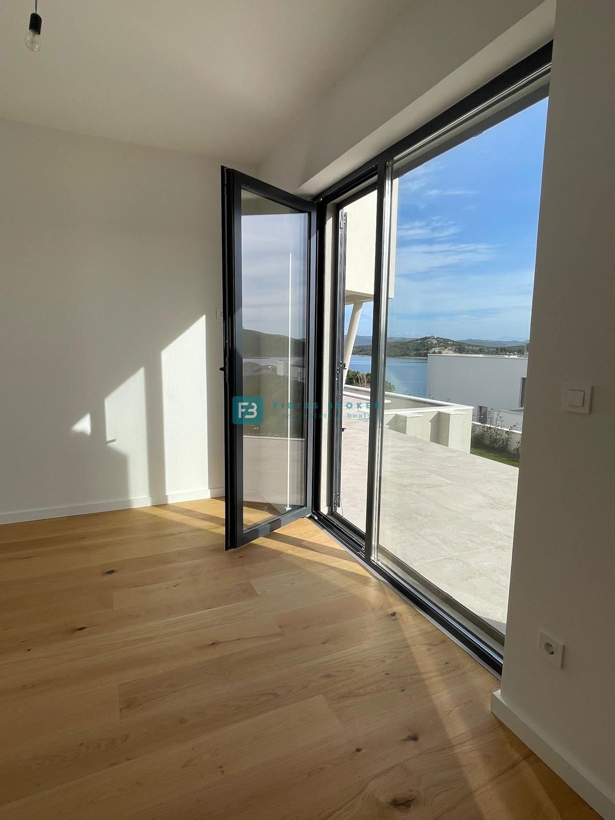 BETINA, nova, luksuzna vila, 150 m od morja, panoramski pogled, bazen, garaža