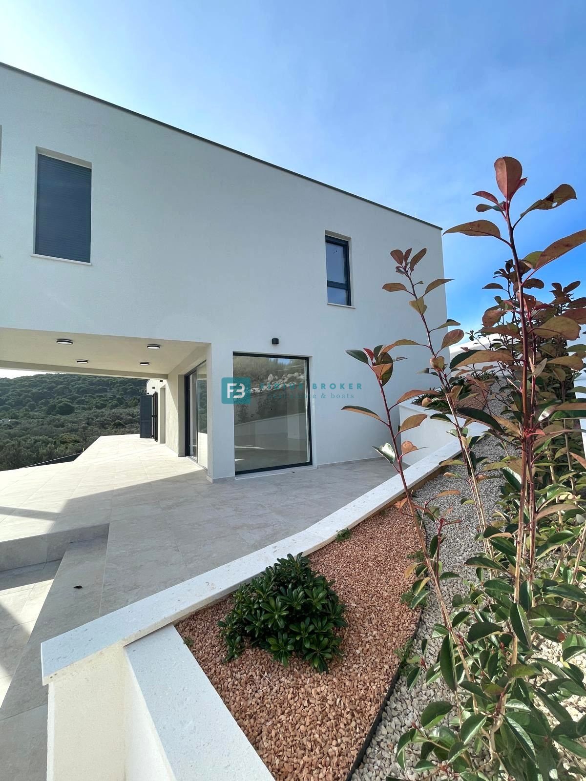 BETINA, nova, luksuzna vila, 150 m od morja, panoramski pogled, bazen, garaža