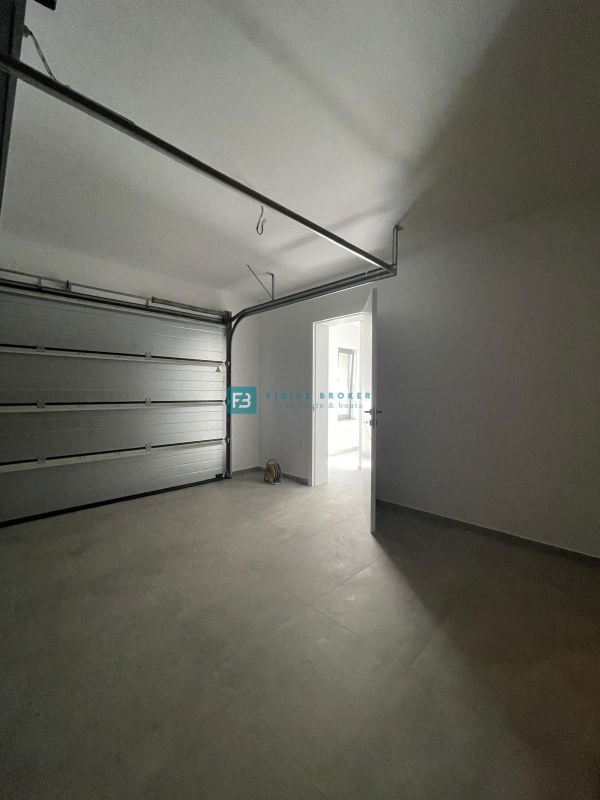 BETINA, nova, luksuzna vila, 150 m od morja, panoramski pogled, bazen, garaža