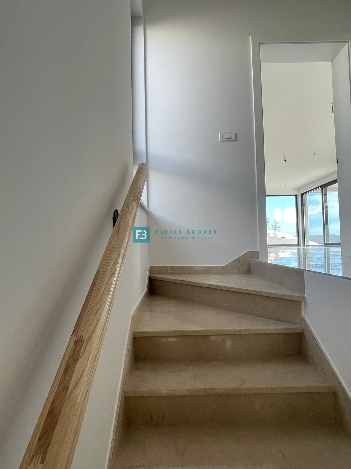 BETINA, nova, luksuzna vila, 150 m od morja, panoramski pogled, bazen, garaža