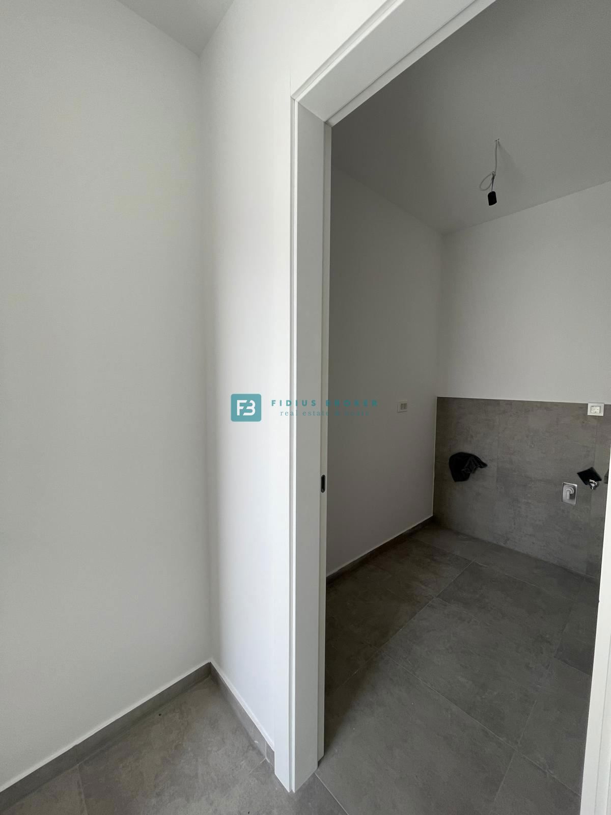 BETINA, nova, luksuzna vila, 150 m od morja, panoramski pogled, bazen, garaža