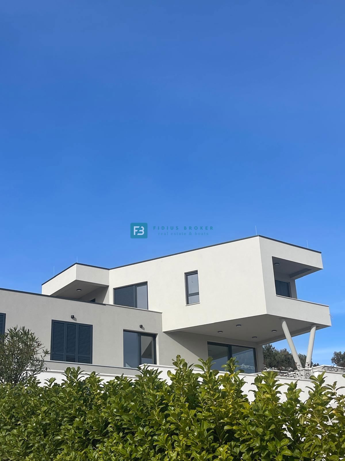 BETINA, nova, luksuzna vila, 150 m od morja, panoramski pogled, bazen, garaža