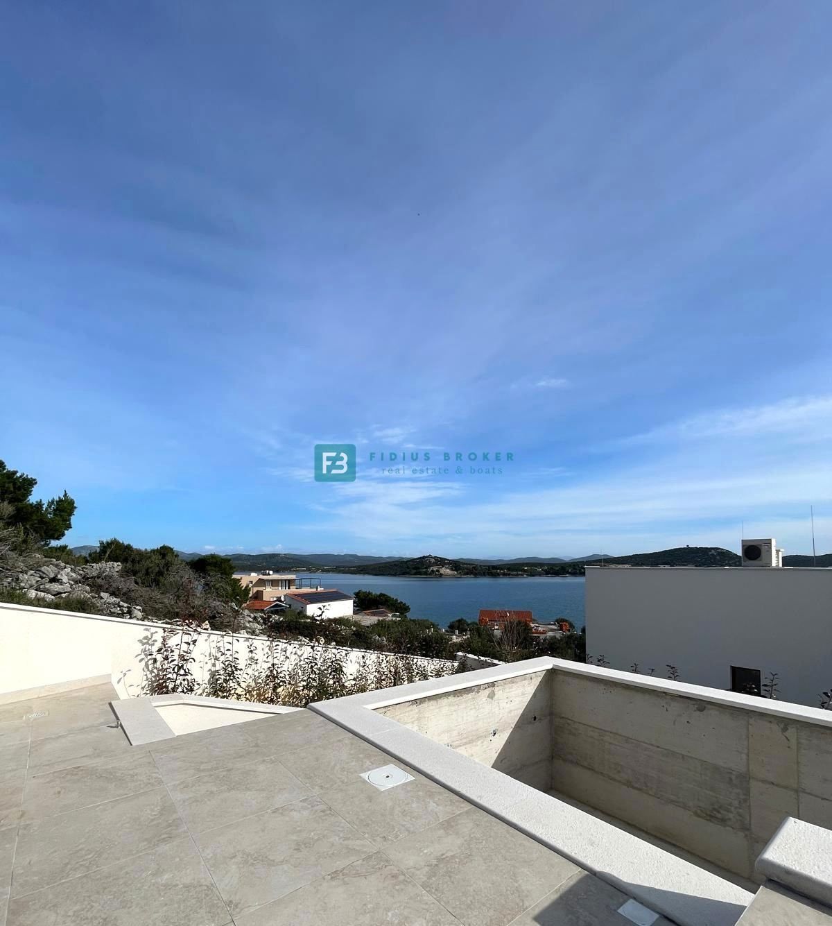 BETINA, nova, luksuzna vila, 150 m od morja, panoramski pogled, bazen, garaža