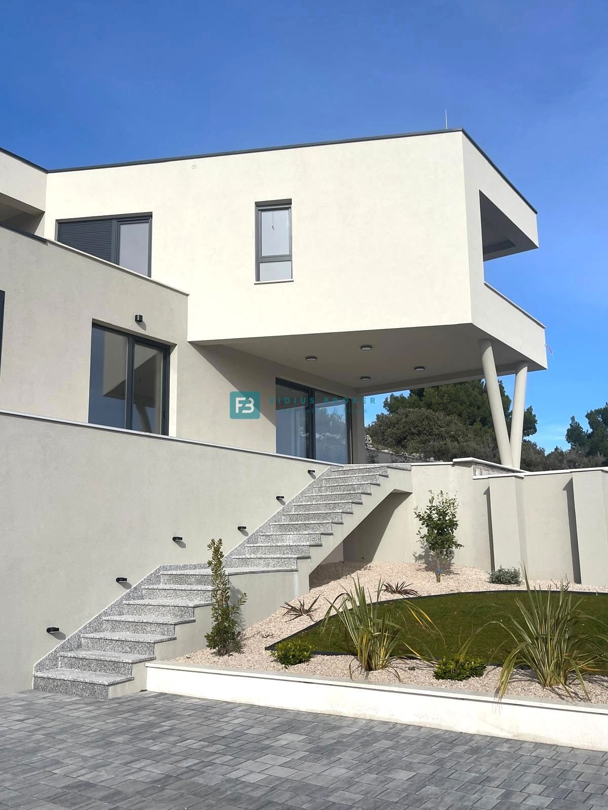 BETINA, nova, luksuzna vila, 150 m od morja, panoramski pogled, bazen, garaža