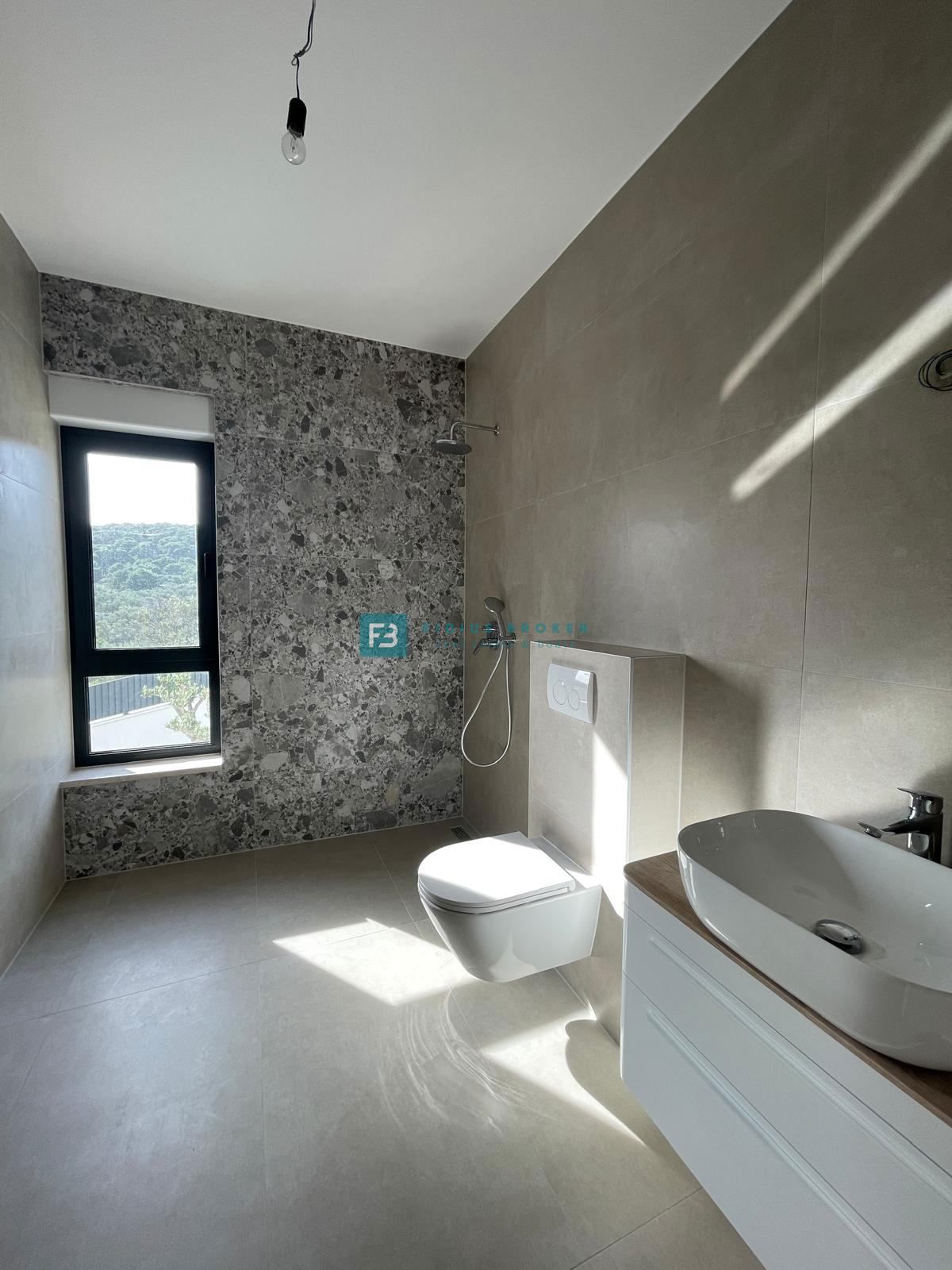 BETINA, nova, luksuzna vila, 150 m od morja, panoramski pogled, bazen, garaža