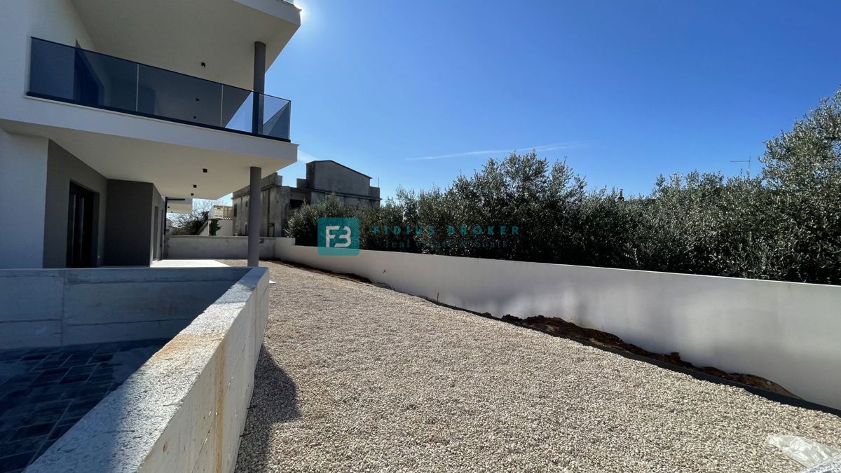 TRIBUNJ, novogradnja, pritličje, 350 m od morja, vrt 121 m2