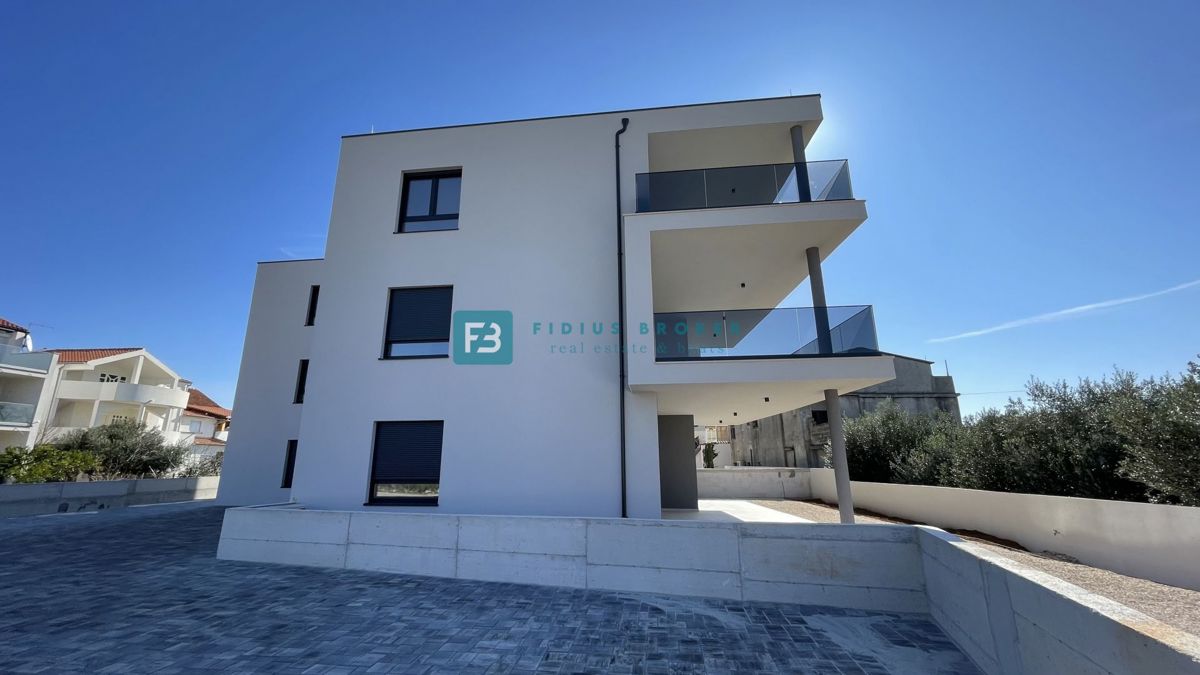 TRIBUNJ, novogradnja, pritličje, 350 m od morja, vrt 121 m2