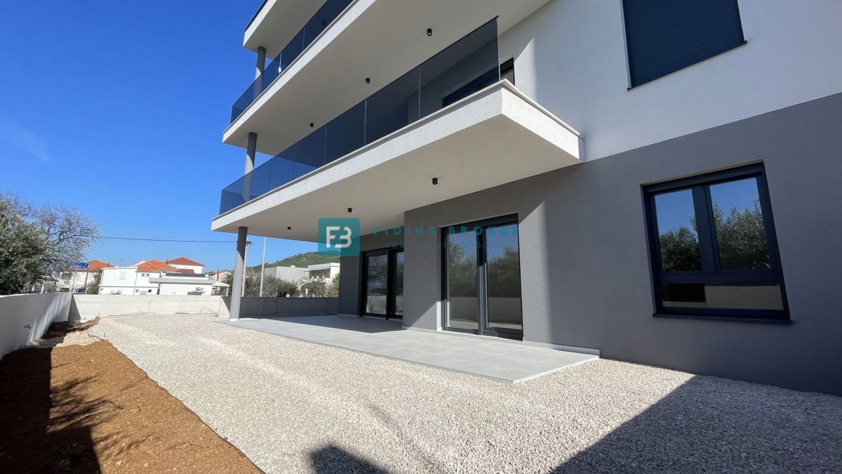 TRIBUNJ, novogradnja, pritličje, 350 m od morja, vrt 121 m2