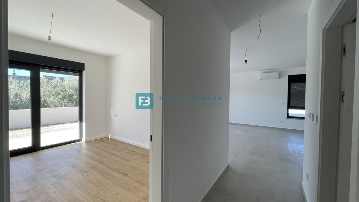 TRIBUNJ, novogradnja, pritličje, 350 m od morja, vrt 121 m2