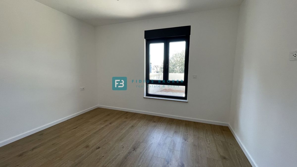 TRIBUNJ, novogradnja, pritličje, 350 m od morja, vrt 121 m2