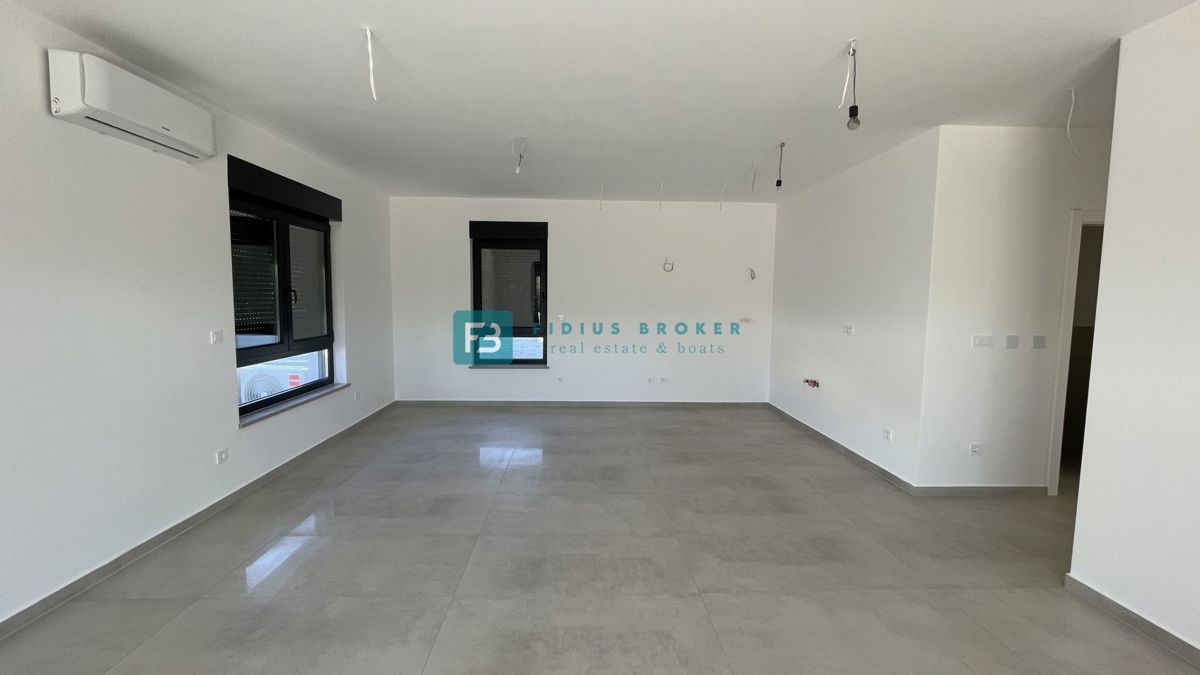 TRIBUNJ, novogradnja, pritličje, 350 m od morja, vrt 121 m2