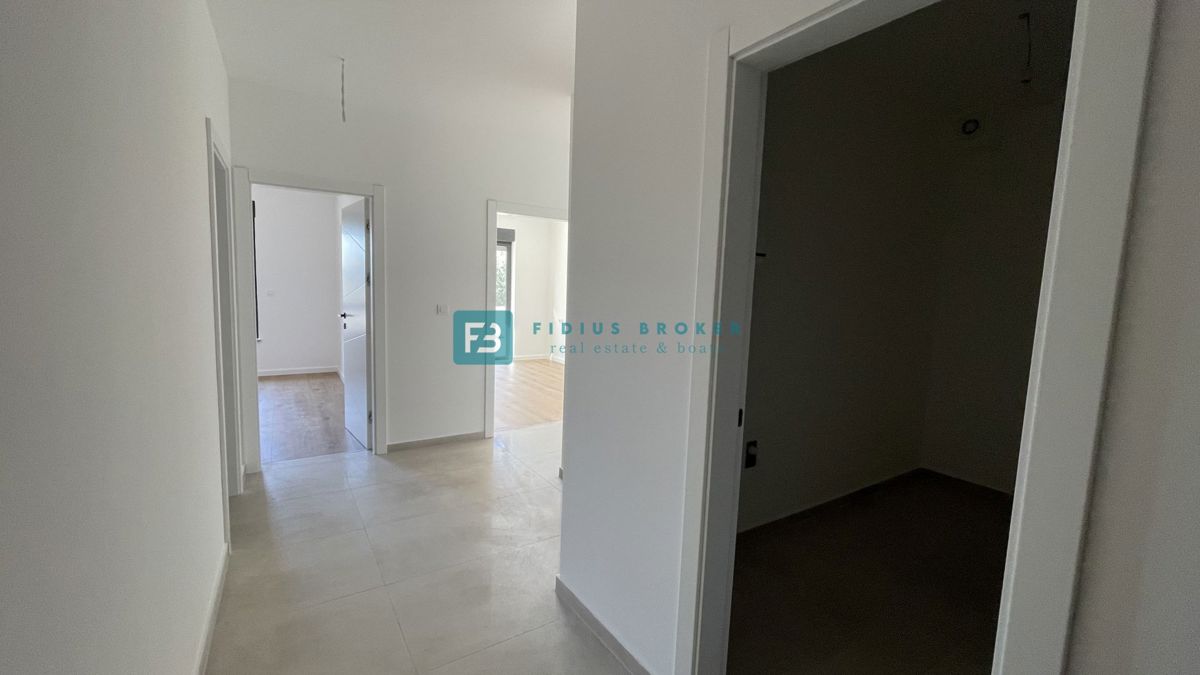 TRIBUNJ, novogradnja, pritličje, 350 m od morja, vrt 121 m2