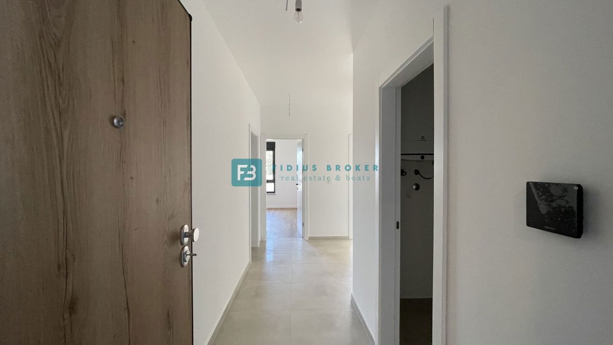 TRIBUNJ, novogradnja, pritličje, 350 m od morja, vrt 121 m2