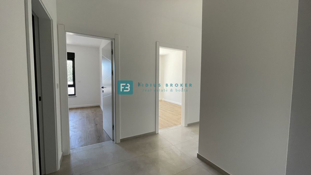 TRIBUNJ, novogradnja, pritličje, 350 m od morja, vrt 121 m2