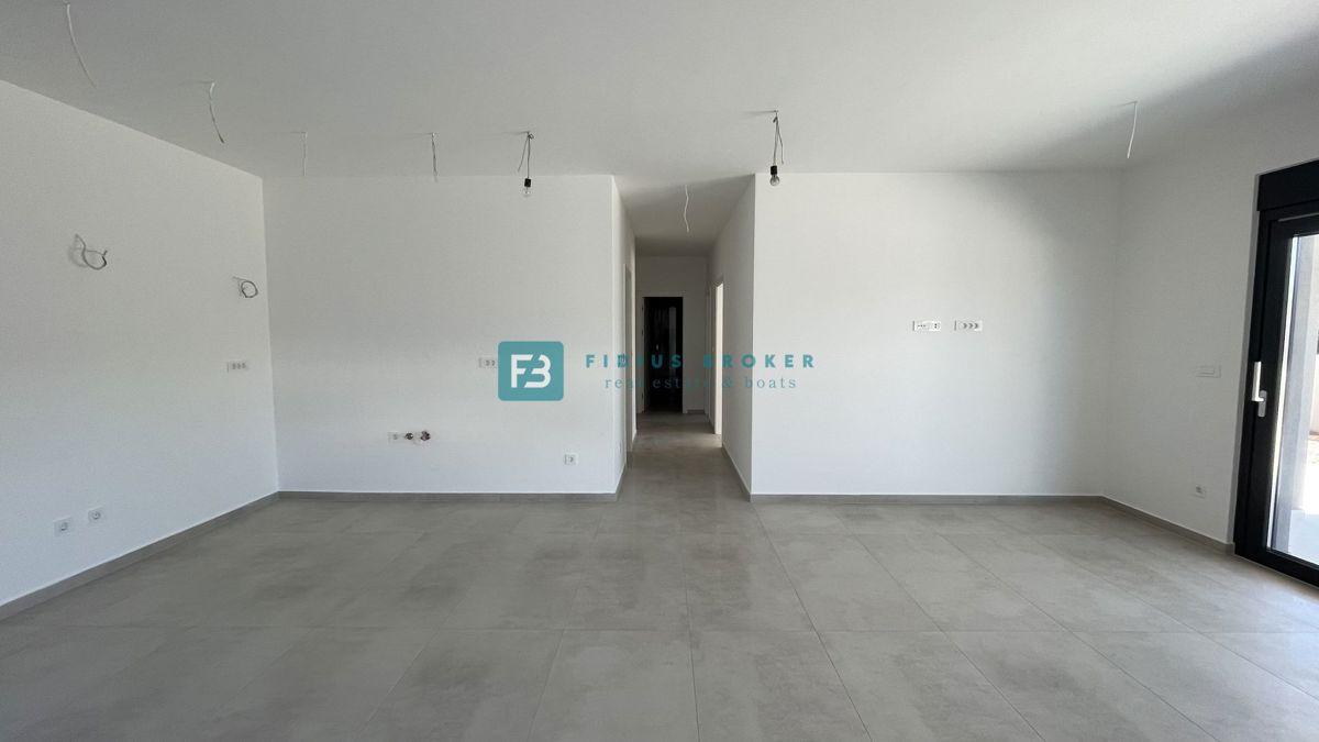 TRIBUNJ, novogradnja, pritličje, 350 m od morja, vrt 121 m2