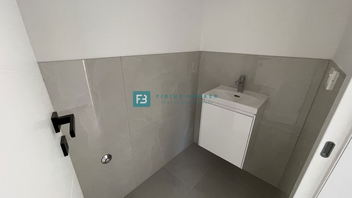 TRIBUNJ, novogradnja, pritličje, 350 m od morja, vrt 121 m2