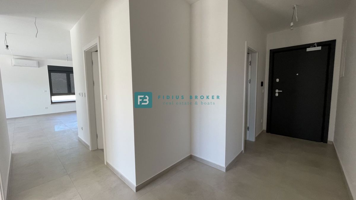 TRIBUNJ, novogradnja, pritličje, 350 m od morja, vrt 121 m2