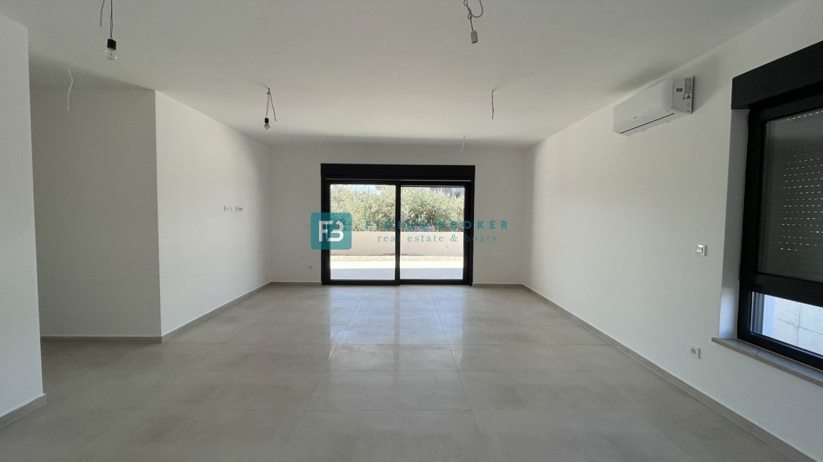 TRIBUNJ, novogradnja, pritličje, 350 m od morja, vrt 121 m2