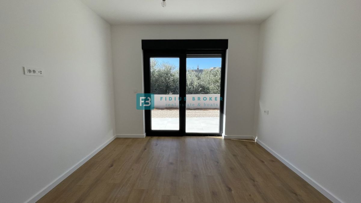 TRIBUNJ, novogradnja, pritličje, 350 m od morja, vrt 121 m2