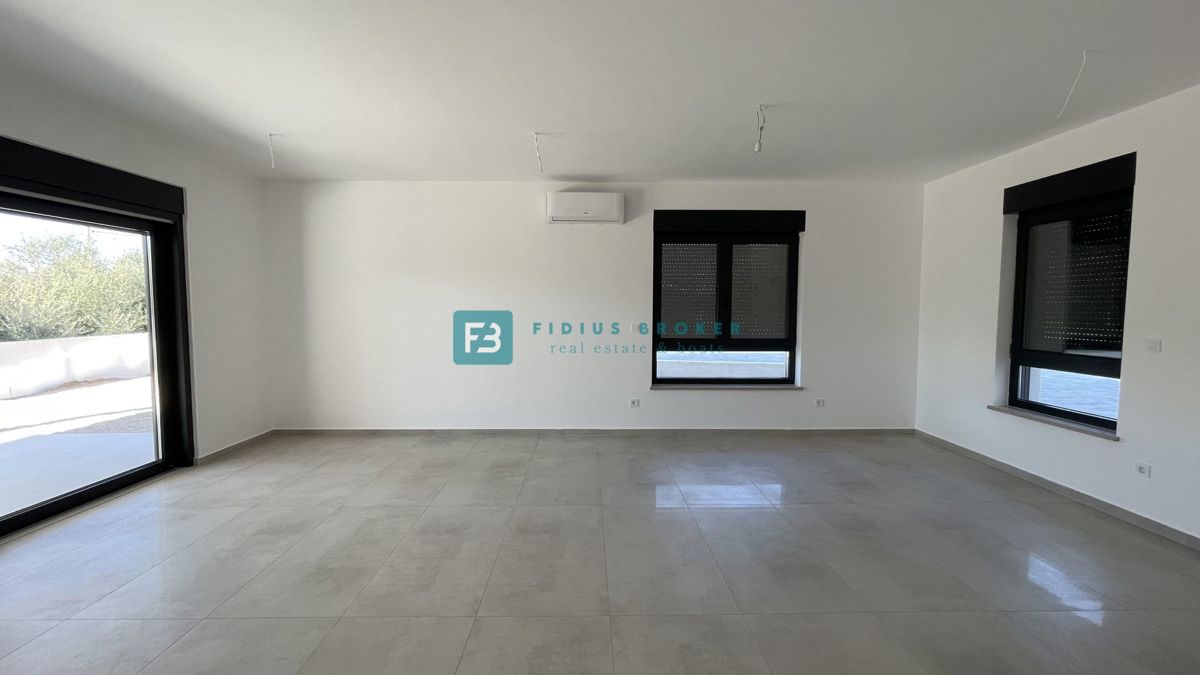 TRIBUNJ, novogradnja, pritličje, 350 m od morja, vrt 121 m2