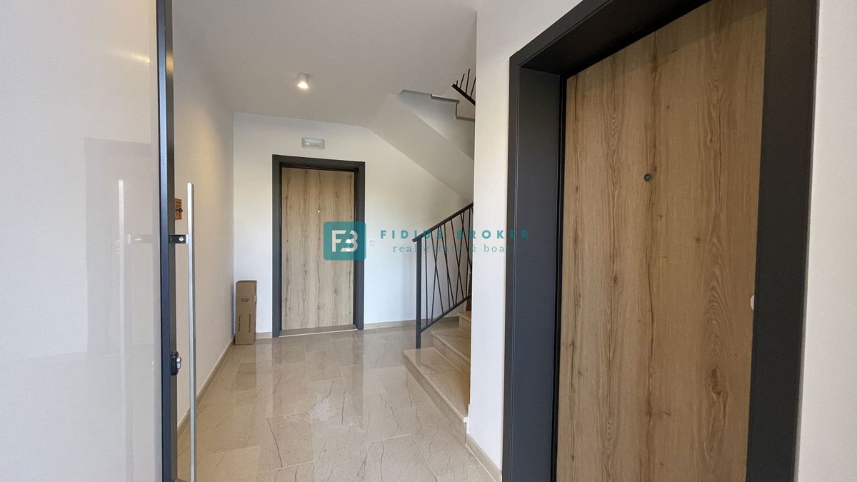 TRIBUNJ, novogradnja, pritličje, 350 m od morja, vrt 121 m2