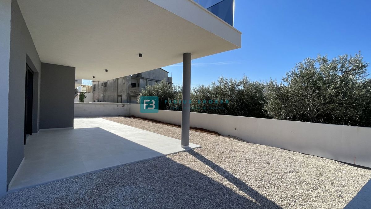 TRIBUNJ, novogradnja, pritličje, 350 m od morja, vrt 121 m2