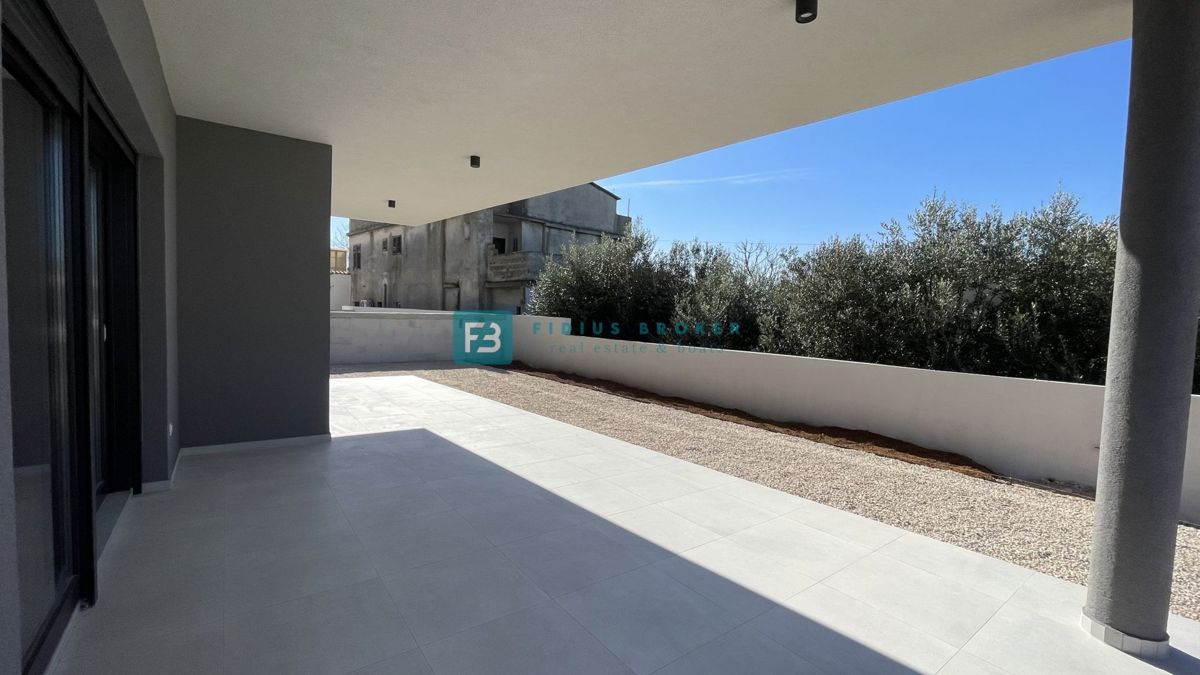 TRIBUNJ, novogradnja, pritličje, 350 m od morja, vrt 121 m2